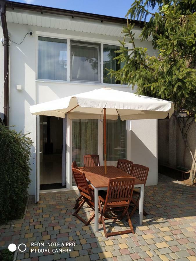 Guest House Butterfly Wing Odessa Exterior foto