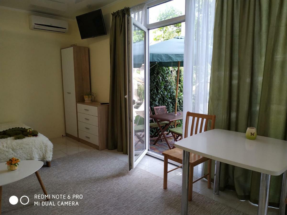 Guest House Butterfly Wing Odessa Exterior foto